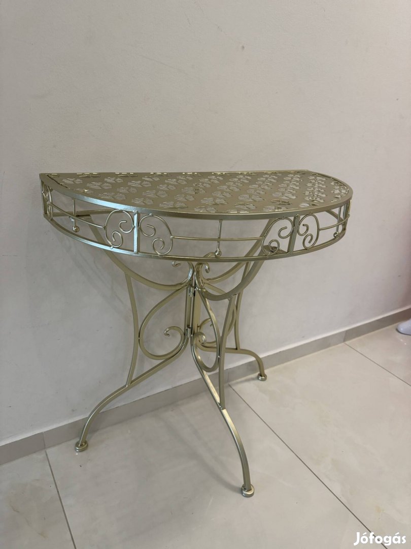 vintage aranyszínű félkör alakú fém kisasztal