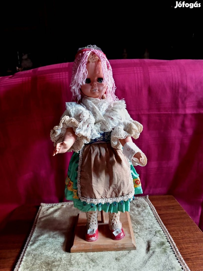 vintage baba népviseletben fatalpon