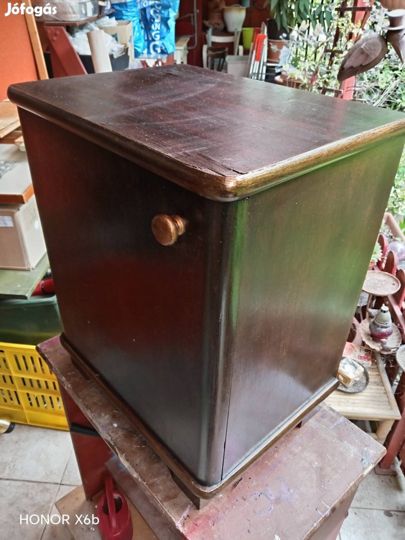 vintage éjjeli szekrény igazi fából