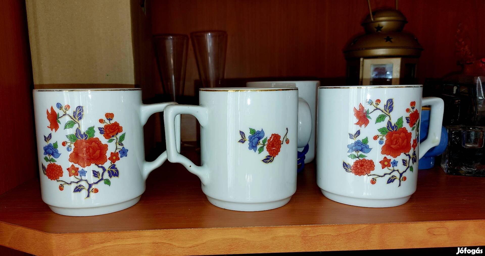 viragmintás fehér porcelan bögrék