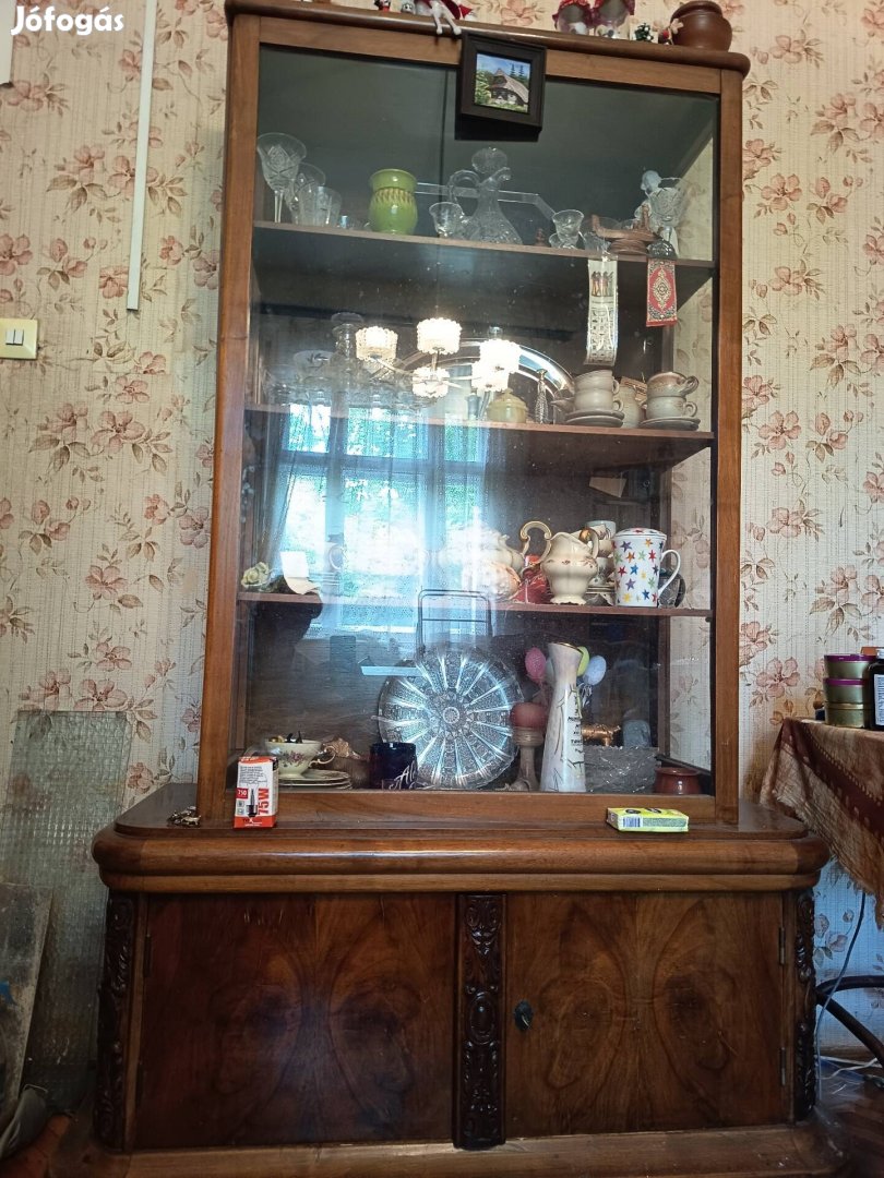vitrines szekrény 