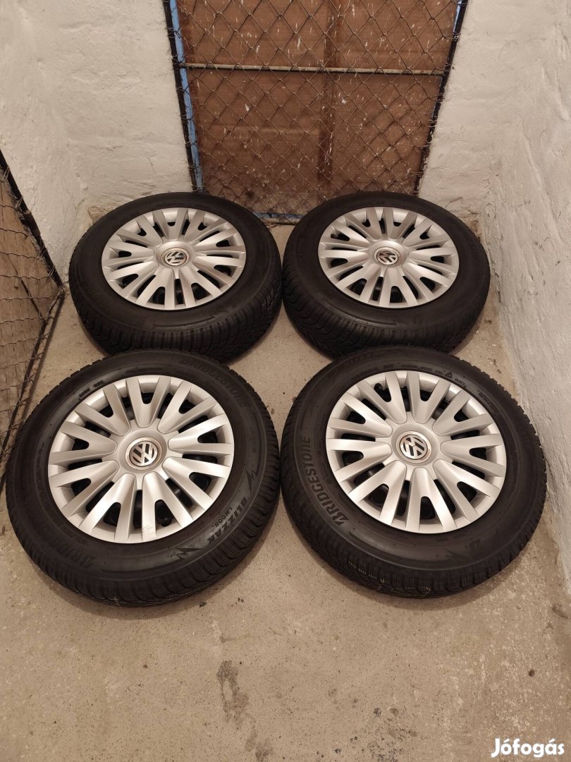 vw téli felni garniturja újszerű Bridgestone gumikkal, disztarcsaval