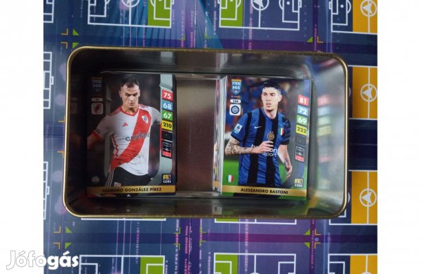 100 db Team Mate Panini Fifa 365 2025 focis kártya nagy fémdobozban