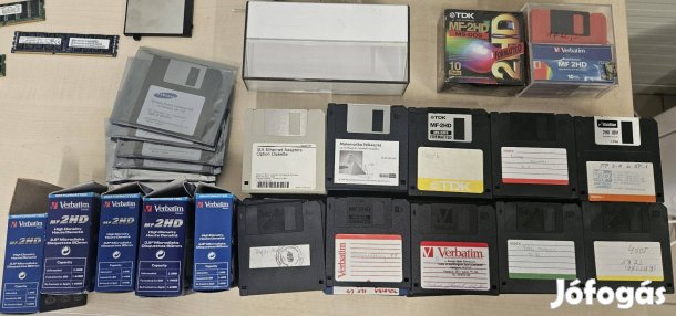 100 db használt és 20 új floppy lemez tokokkal egyben