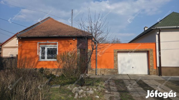 100 m2-es, belváros közeli szigetelt családi ház eladó a Győri kapuban