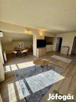 100 m-re a strandtól 3 szintes, felújított családi ház Alsóörsön!