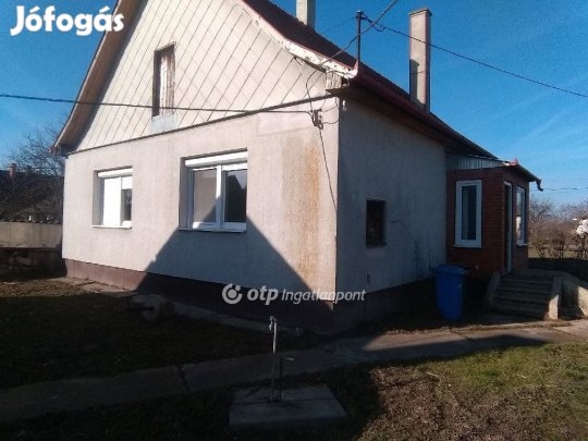 100 nm-es ház eladó Földes