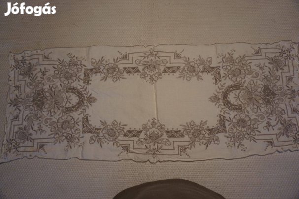 100x38 cm.-es riselt és hímzett díszes terítő eladó