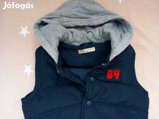 104-es kisfiú mellény sapkával