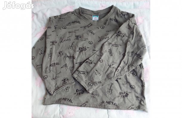 104-es méretű olajzöld, mintás kisfiú póló