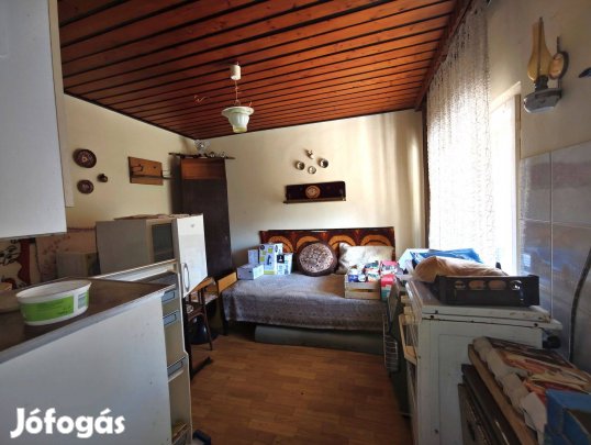 1063 m telek házzal Júlia-telepen felújítás vagy új építés!