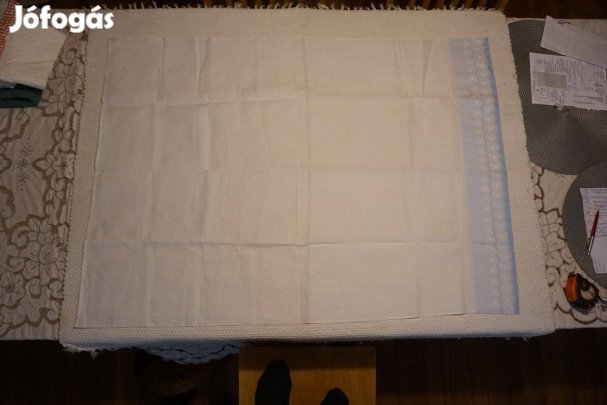 109x77 cm.-es fehér díszes terítő eladó