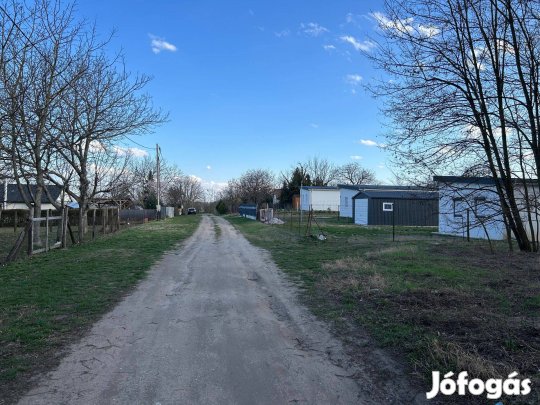 10%-os beépíthetőséggel eladó egy 918 nm-es zártkert Pázmándfalun
