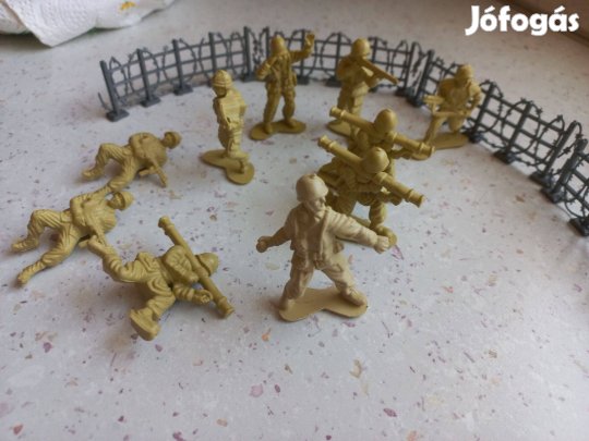 10 db II. világháborús műa. katona + szögesdrót