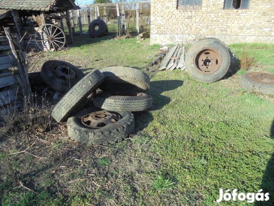 10db Rossz állapotú pótkocsi felni gumival ingyen vihető