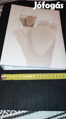 10x15 -os képekhez, fotóalbum, borítón: baba láb