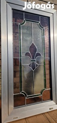 113×63 cm-es bukó-nyíló alumínium ablak ólombetétes szines üveggel