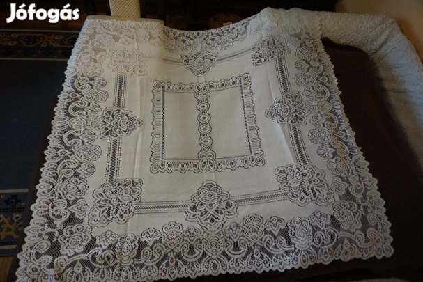 116x116 cm.-es fehér, mintás csipke terítő igényesnek eladó