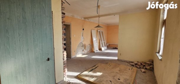 119 m2-es felújítandó lakás eladó, Pécs Ledina városrészben!