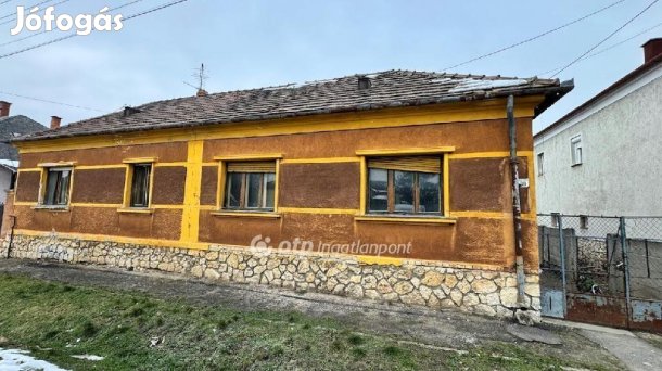 127 nm-es ház eladó Pápa