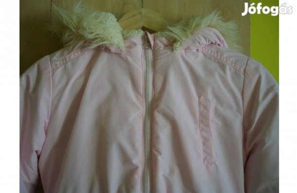 128-as méretű kislány bélelt, kapusznis télikabát reális áron eladó