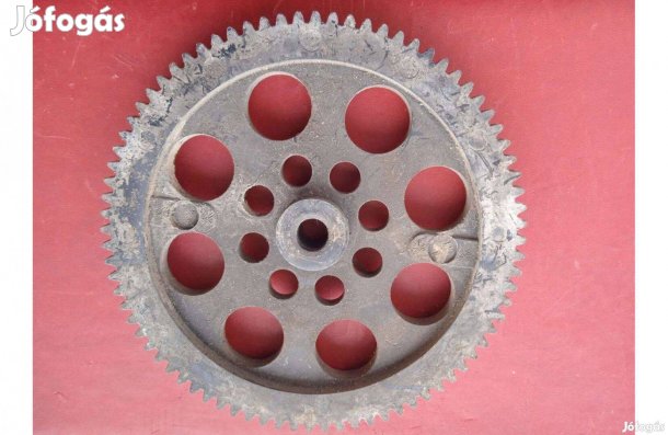 12,9 cm. átmérőjű műanyag fogaskerék