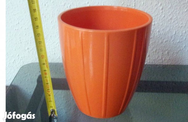 12 cm átmérőjű kerámia kaspó virágtartó Újpest központ közelében