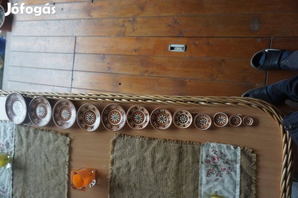 12 db.összekötözött népművészeti kerámia dísztányér eladó