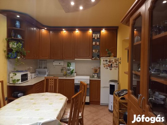 12 nm konyha Teljes berendezése (Asztal, székek, tálaló, pult) eladó!