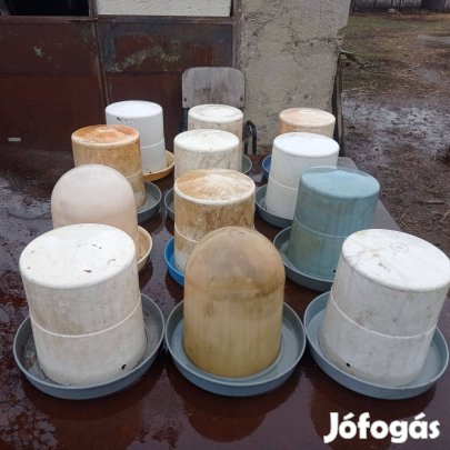 12db. kúpos itató (műanyag) Kiskunfélegyházán