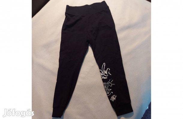 134-es fekete szabadidő nadrág, bal lábszár részén díszítéssel