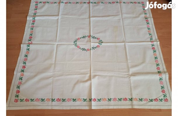 138 x 123 cm-es lenvászon hímzett, monogramos terítő