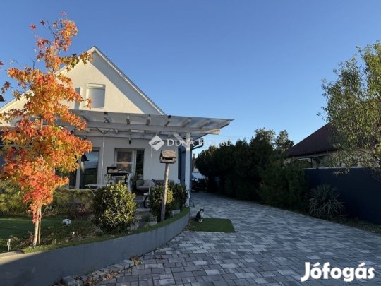 138m2, 4 szoba, felújított családi ház.