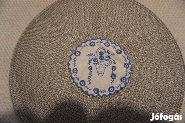 13,5 cm.-es, fehér alapon színes füleskosár virág sormintával eladó