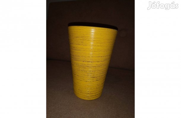 13 cm átmérő és 20 cm magas sárga kaspó