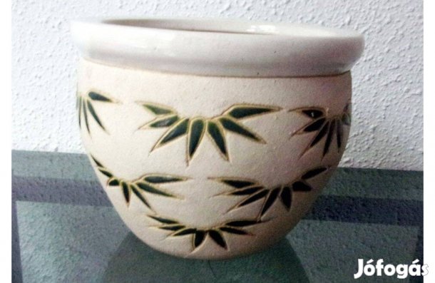 13 cm belső átmérőjű kerámia kaspó virágtartó Újpest központ közelében