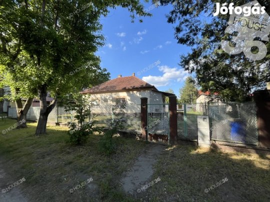 140 m2-es felújított családi ház eladó a Hunyadiváros szívében!