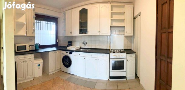 140 m-Es, 3 Szoba Nappalis Étkezős, Belső Kétszintes Lakás Erkélyekke