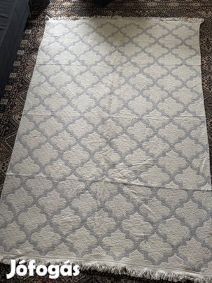140x210cm kétoldalas szőnyeg. 