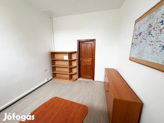 142  nm-es - földszinti ,  5  szobás  ingatlan kiadó.