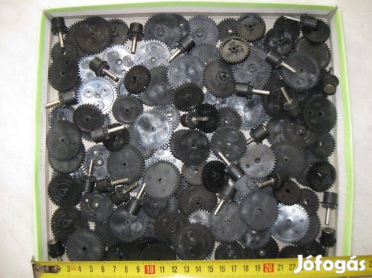 143 darab műanyag fogaskerék (modul=0.8)