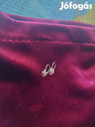 14K fehér arany fülbevaló mélyvörös drágakővel