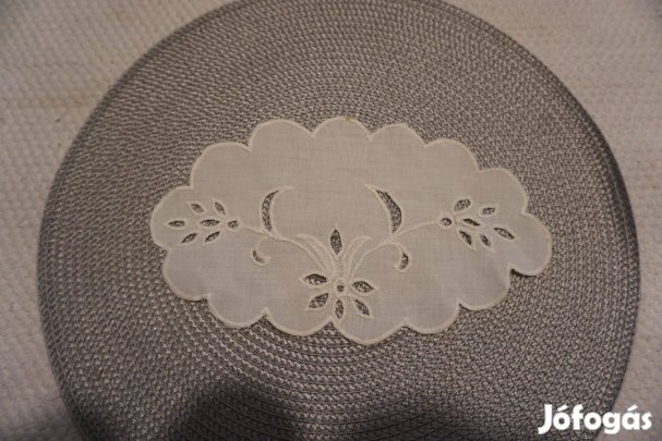 14,5x25,5 cm.-es ellipszis alakú csipke alátét terítő eladó