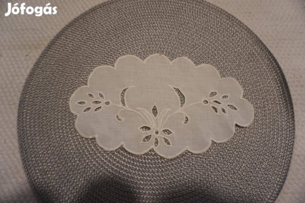 14,5x25,5 cm.-es ellipszis alakú csipke alátét terítő eladó