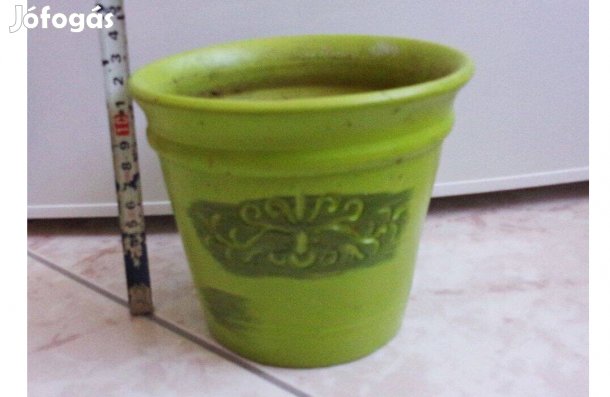 14 cm átmérőjű kerámia kaspó Újpest központ közelében