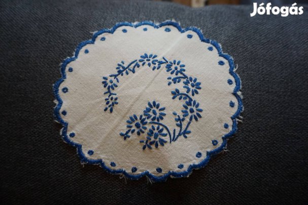 14x16 cm.-es ellipszis alakú kék virág mintás fehér terítő eladó