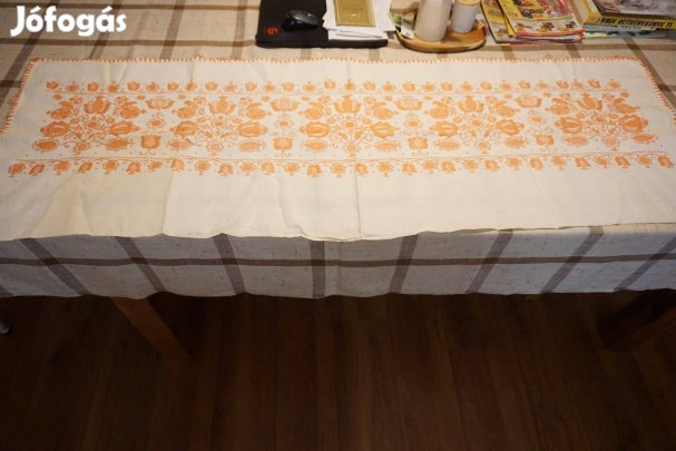 153x60 cm.-es , fehér alapon géppel hímzett asztali futó ferítő eladó