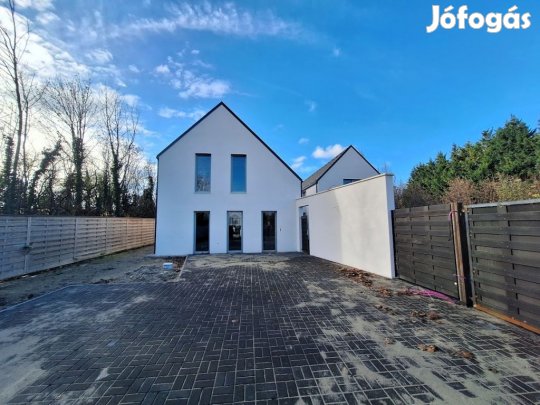 154 nm-es ház eladó Balatonakarattya