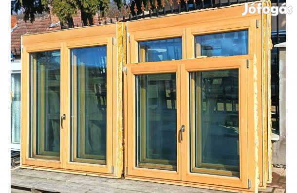 156 x 172 újszerű fa ablak redőnnyel