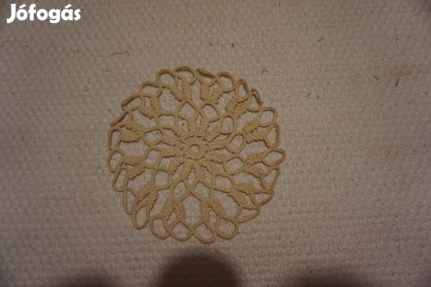 15,5 cm.-es bézs kerek csipke alátét terítő eladó